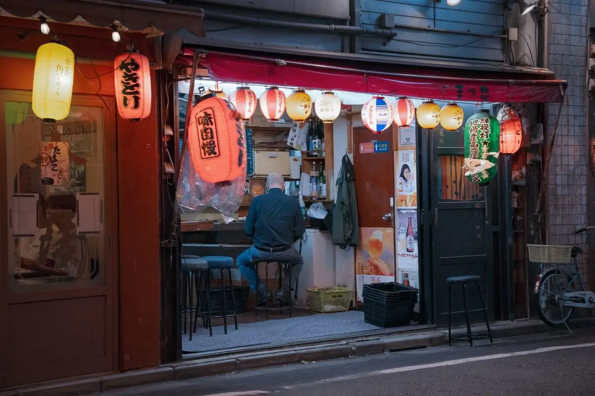 店主が魚を捌く