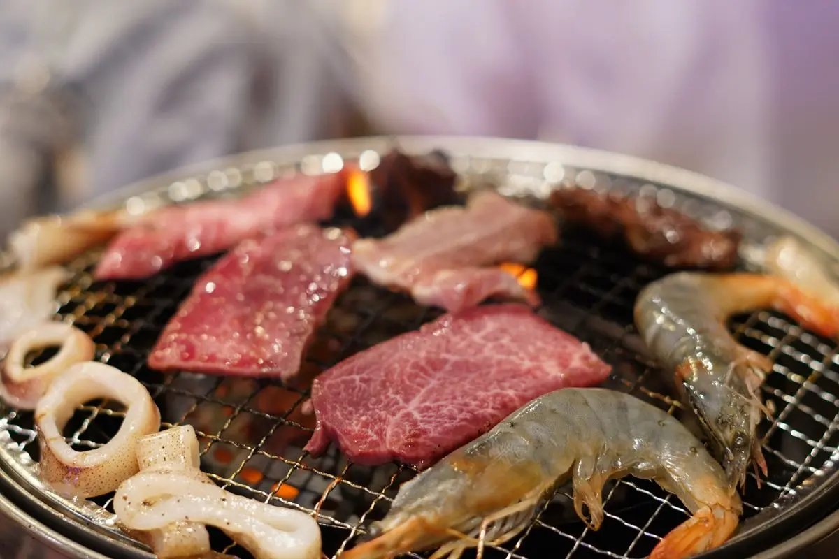 炭火で焼ける肉